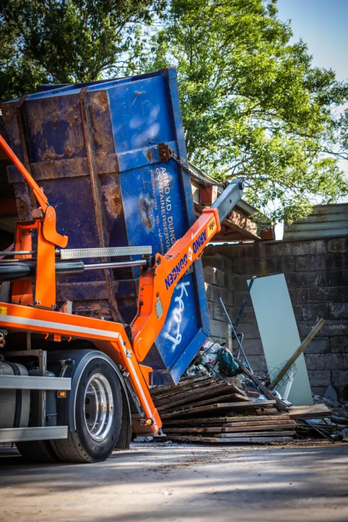 Containerwagen die een container leegstort
