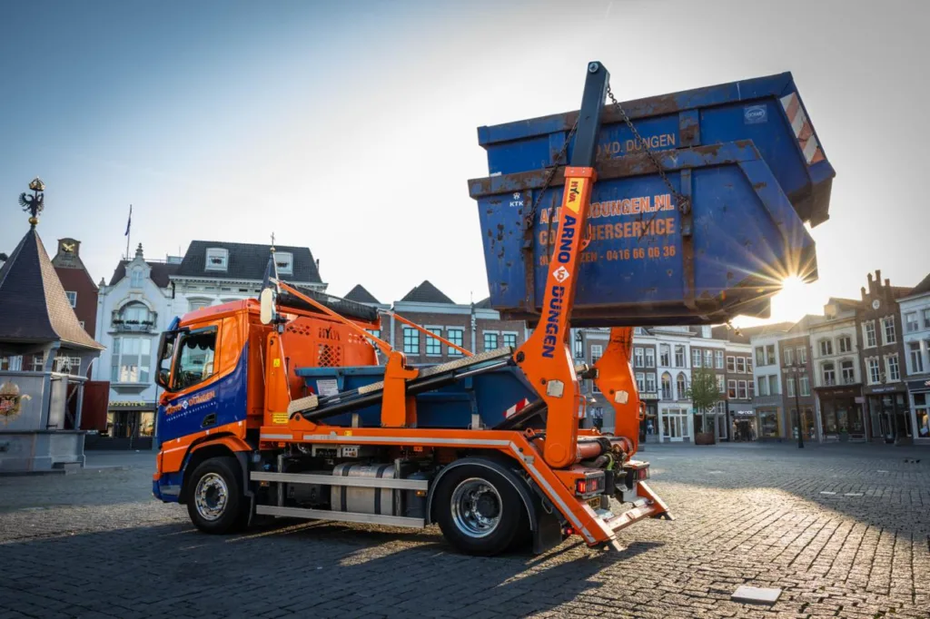Containers opgetild door portaalwagen