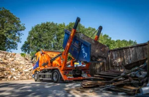 Container wordt geleegd na het ophalen
